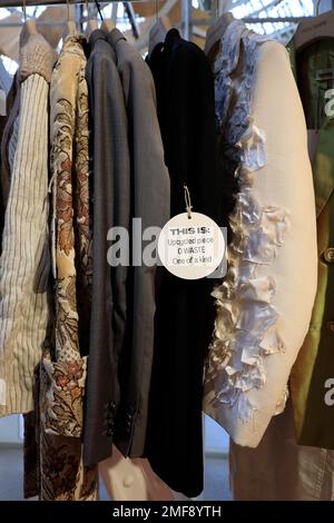 Modernisierte Vintage-Kleidung in einem Pop-up-Second-Hand-Bekleidungsgeschäft im 7ieme Ciel (Siebter Himmel) im 7. Stock des Kaufhauses Au Printemps Haussmann. Paris. Frankreich Stockfoto