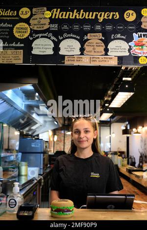 Eine Mitarbeiterin in Hank Burger Vegan, einem Veggie Burger Restaurant in Paris Stockfoto