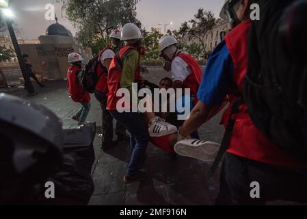 Lima, Peru. 24. Januar 2023: Tausende peruanische Bürger demonstrierten in den Straßen von Lima gegen Präsident Dina Boluarte. Während der Demonstrationen griff die Polizei die Demonstranten mit Gas und Kugeln an und verursachte zahlreiche Verletzungen unter den Demonstranten. (Kreditbild: © Hector Adolfo Quintanar Perez/ZUMA Press Wire) NUR REDAKTIONELLE VERWENDUNG! Nicht für den kommerziellen GEBRAUCH! Kredit: ZUMA Press, Inc./Alamy Live News Stockfoto