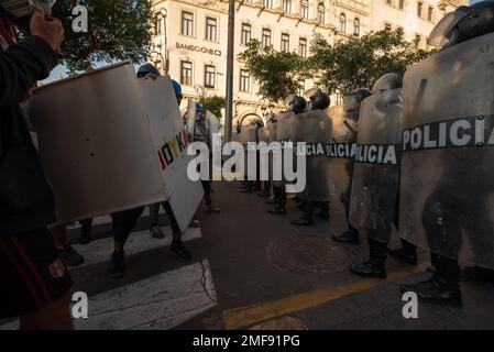 Lima, Peru. 24. Januar 2023: Tausende peruanische Bürger demonstrierten in den Straßen von Lima gegen Präsident Dina Boluarte. Während der Demonstrationen griff die Polizei die Demonstranten mit Gas und Kugeln an und verursachte zahlreiche Verletzungen unter den Demonstranten. (Kreditbild: © Hector Adolfo Quintanar Perez/ZUMA Press Wire) NUR REDAKTIONELLE VERWENDUNG! Nicht für den kommerziellen GEBRAUCH! Kredit: ZUMA Press, Inc./Alamy Live News Stockfoto