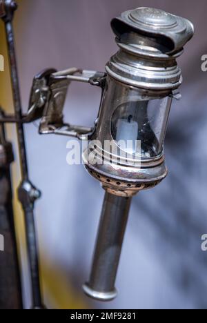 Wismar, Deutschland. 24. Januar 2023. Eine Fahrradlampe mit Kerze hängt an einem der historischen Fahrräder in der neuen Dauerausstellung von mehr als 50 historischen Fahrrädern im Phantechnikum. Das seltene Fahrrad war seit Jahrzehnten verloren und wurde erst vor ein paar Jahren im Garten eines Modehauses wieder aufgetaucht. Das Technologiemuseum wird am 25. Januar 2023 als Erweiterung seiner Dauerausstellung einen Schwerpunkt auf die technische und kulturelle Geschichte des Fahrrads legen. Die Fahrräder aus der Sammlung eines Sammlers aus Wismar veranschaulichen Meilensteine der Fahrradgenese und c Credit: dpa/Alamy Live News Stockfoto