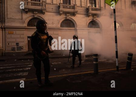 Lima, Peru. 24. Januar 2023: Tausende peruanische Bürger demonstrierten in den Straßen von Lima gegen Präsident Dina Boluarte. Während der Demonstrationen griff die Polizei die Demonstranten mit Gas und Kugeln an und verursachte zahlreiche Verletzungen unter den Demonstranten. (Kreditbild: © Hector Adolfo Quintanar Perez/ZUMA Press Wire) NUR REDAKTIONELLE VERWENDUNG! Nicht für den kommerziellen GEBRAUCH! Kredit: ZUMA Press, Inc./Alamy Live News Stockfoto