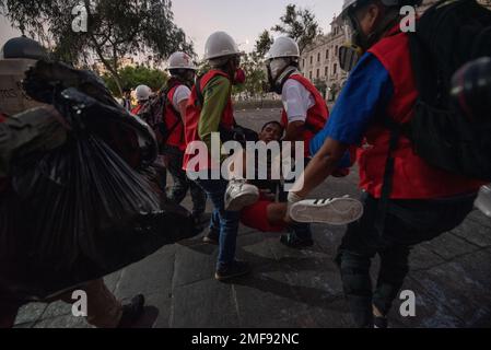 Lima, Peru. 24. Januar 2023: Tausende peruanische Bürger demonstrierten in den Straßen von Lima gegen Präsident Dina Boluarte. Während der Demonstrationen griff die Polizei die Demonstranten mit Gas und Kugeln an und verursachte zahlreiche Verletzungen unter den Demonstranten. (Kreditbild: © Hector Adolfo Quintanar Perez/ZUMA Press Wire) NUR REDAKTIONELLE VERWENDUNG! Nicht für den kommerziellen GEBRAUCH! Kredit: ZUMA Press, Inc./Alamy Live News Stockfoto