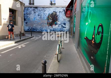 Straße mit Wandmalereien in Faubourg Saint-Antoine, 11. Arrondissement, Paris, Frankreich Stockfoto