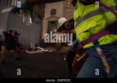 Lima, Peru. 24. Januar 2023: Tausende peruanische Bürger demonstrierten in den Straßen von Lima gegen Präsident Dina Boluarte. Während der Demonstrationen griff die Polizei die Demonstranten mit Gas und Kugeln an und verursachte zahlreiche Verletzungen unter den Demonstranten. (Kreditbild: © Hector Adolfo Quintanar Perez/ZUMA Press Wire) NUR REDAKTIONELLE VERWENDUNG! Nicht für den kommerziellen GEBRAUCH! Kredit: ZUMA Press, Inc./Alamy Live News Stockfoto