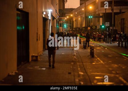 Lima, Peru. 24. Januar 2023: Tausende peruanische Bürger demonstrierten in den Straßen von Lima gegen Präsident Dina Boluarte. Während der Demonstrationen griff die Polizei die Demonstranten mit Gas und Kugeln an und verursachte zahlreiche Verletzungen unter den Demonstranten. (Kreditbild: © Hector Adolfo Quintanar Perez/ZUMA Press Wire) NUR REDAKTIONELLE VERWENDUNG! Nicht für den kommerziellen GEBRAUCH! Kredit: ZUMA Press, Inc./Alamy Live News Stockfoto