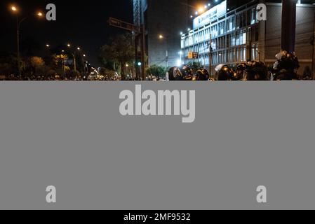 Lima, Peru. 24. Januar 2023: Tausende peruanische Bürger demonstrierten in den Straßen von Lima gegen Präsident Dina Boluarte. Während der Demonstrationen griff die Polizei die Demonstranten mit Gas und Kugeln an und verursachte zahlreiche Verletzungen unter den Demonstranten. (Kreditbild: © Hector Adolfo Quintanar Perez/ZUMA Press Wire) NUR REDAKTIONELLE VERWENDUNG! Nicht für den kommerziellen GEBRAUCH! Kredit: ZUMA Press, Inc./Alamy Live News Stockfoto