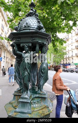Wallace Fountain ein gusseiserner öffentlicher Trinkbrunnen auf der Straße des 16. Arrondissements von Paris Stockfoto