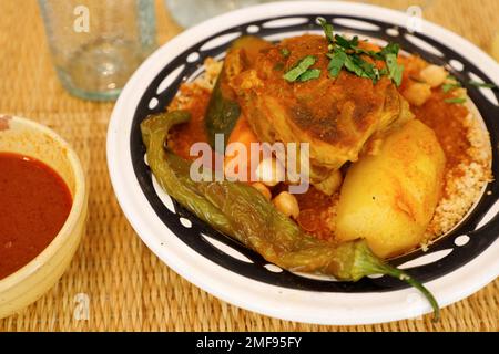 Ein Couscous mit Huhn und grünem Pfeffer, serviert in einem marokkanischen Restaurant.Paris.Frankreich Stockfoto