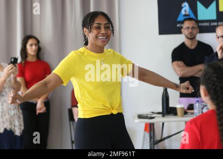 Sydney, Australien. 25. Januar 2023 Medienkonferenz an der Akademie für Musik und darstellende Künste (AMPA), 4/85 O'Riordan Street, Alexandria mit Paulini, Wer spielt die Erzählerin, wenn sie sich trifft, zum ersten Mal die 32 Sydney-Kinder, die in Andrew Lloyd Webber und Tim Rice als mehrfach preisgekröntes Musical Joseph und The Amazing Technicolor Dreamcoat aufgeführt wurden. Joseph hat eine Besetzung von 32 Kindern, um die NSW-Vorschriften zur Kinderbeschäftigung zu erfüllen. Acht Kinder erscheinen jede Nacht auf der Bühne. Kredit: Richard Milnes/Alamy Live News Stockfoto