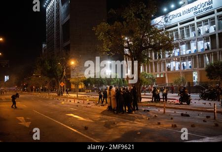 Lima, Peru. 24. Januar 2023: Tausende peruanische Bürger demonstrierten in den Straßen von Lima gegen Präsident Dina Boluarte. Während der Demonstrationen griff die Polizei die Demonstranten mit Gas und Kugeln an und verursachte zahlreiche Verletzungen unter den Demonstranten. (Kreditbild: © Hector Adolfo Quintanar Perez/ZUMA Press Wire) NUR REDAKTIONELLE VERWENDUNG! Nicht für den kommerziellen GEBRAUCH! Kredit: ZUMA Press, Inc./Alamy Live News Stockfoto