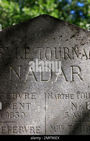 Der Grabstein des berühmten französischen Fotografen Nadar auf dem Friedhof Père Lachaise. Paris. Frankreich Stockfoto