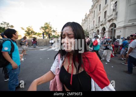 Lima, Peru. 24. Januar 2023: Tausende peruanische Bürger demonstrierten in den Straßen von Lima gegen Präsident Dina Boluarte. Während der Demonstrationen griff die Polizei die Demonstranten mit Gas und Kugeln an und verursachte zahlreiche Verletzungen unter den Demonstranten. (Kreditbild: © Hector Adolfo Quintanar Perez/ZUMA Press Wire) NUR REDAKTIONELLE VERWENDUNG! Nicht für den kommerziellen GEBRAUCH! Kredit: ZUMA Press, Inc./Alamy Live News Stockfoto