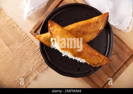 Quesadillas Fritas. Traditionelle mexikanische Vorspeise „garnacha“. Tiefgebratene handgemachte Maistortilla, die mit einer Vielzahl von Zutaten gefüllt werden kann, Stockfoto