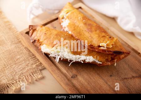 Quesadillas Fritas. Traditionelle mexikanische Vorspeise „garnacha“. Tiefgebratene handgemachte Maistortilla, die mit einer Vielzahl von Zutaten gefüllt werden kann, Stockfoto