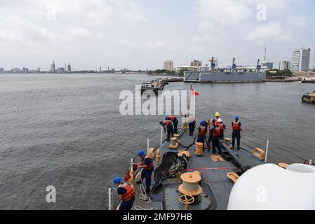 Besatzungsmitglieder der USCGC Mohawk (WMEC 913) bereiten sich auf das Anlegen am Pier in Lagos, Nigeria, am 18. August 2022 vor. Mohawk ist auf einem geplanten Einsatz in den USA Marinestreitkräfte Afrika Einsatzgebiet, angestellt von den USA Sechste Flotte, die die Interessen der USA, Verbündeten und Partner verteidigt. Stockfoto