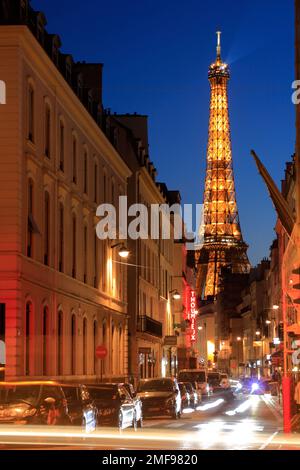 Nachtblick auf den Eiffelturm mit Scheinwerferspuren auf der Rue Saint-Dominique im 7eme. Arrondissement. Paris. Frankreich Stockfoto