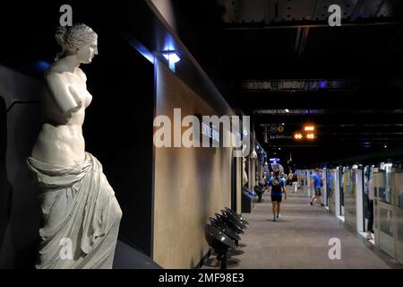 Die Nachbildung der Statue der Venus von Milo schmückt die U-Bahn-Station Louvre-Rivoli in Paris. Frankreich Stockfoto