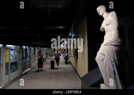 Die Nachbildung der Statue der Venus von Milo schmückt die U-Bahn-Station Louvre-Rivoli in Paris. Frankreich Stockfoto
