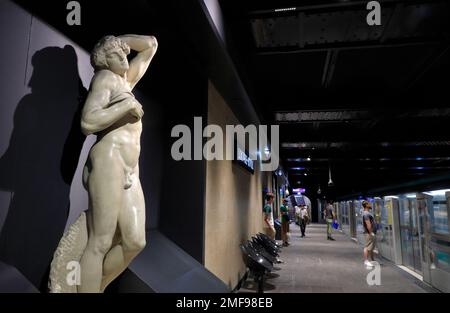 Die Nachbildung von Michelangelos „der sterbende Sklave“-Ausstellung in der Metrostation Louvre-Rivoli. Paris. Frankreich Stockfoto