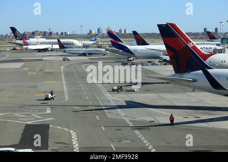 Delta Air Lines Passagierflugzeuge auf dem Asphalt des Delta Terminals im Flughafen JFK.New York City.NY. USA Stockfoto