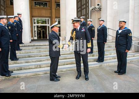 LONDON (18. August 2022) - Chief of Naval Operations ADM. Mike Gilday schüttelt die Hand von Royal Navy ADM. Sir Ben Key, First Sea Lord und Chief of the Naval Staff of the United Kingdom, außerhalb des Verteidigungsministeriums in London, England, August 18. Dieser Besuch war Teil einer internationalen Reise nach Spanien und dem Vereinigten Königreich, um mit Seeleuten zusammenzuarbeiten und mit der örtlichen Militär- und Regierungsleitung zusammenzutreffen, um die regionale und maritime Sicherheit sowie die Interoperabilität zu erörtern. Stockfoto