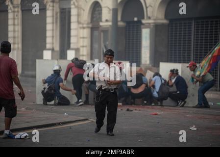 Lima, Peru. 24. Januar 2023: Tausende peruanische Bürger demonstrierten in den Straßen von Lima gegen Präsident Dina Boluarte. Während der Demonstrationen griff die Polizei die Demonstranten mit Gas und Kugeln an und verursachte zahlreiche Verletzungen unter den Demonstranten. (Kreditbild: © Hector Adolfo Quintanar Perez/ZUMA Press Wire) NUR REDAKTIONELLE VERWENDUNG! Nicht für den kommerziellen GEBRAUCH! Kredit: ZUMA Press, Inc./Alamy Live News Stockfoto