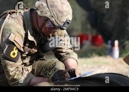 FORT HOOD, TEXAS – USA Army SPC. Jacob Vervisch, 8. Einheit, repräsentiert Army Central, führt taktische Kampfnotfallversorgung (TCCC) im Medical Simulation Training Center, Fort Hood, Texas, 18. August 2022. Die Armee ist die am besten ausgebildete, am besten ausgerüstete und am besten ausgebildete Kampftruppe der Welt. Stockfoto