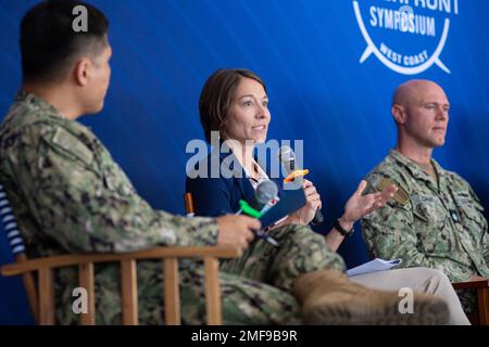 SAN DIEGO (18. August 2022) – Dr. Kate Adams vom Naval Information Warfare Center Pacific, Center, spricht auf dem dritten jährlichen Waterfront Symposium der Surface Navy Association (SNA) an Bord des Marinestützpunkts San Diego am 18. August über die unbemannten Schiffe und den Weg zur Autonomie. Das 1985 gegründete SNA fördert eine bessere Koordinierung und Kommunikation zwischen den Mitgliedern des Militärs, der Wirtschaft und der Wissenschaft, die ein gemeinsames Interesse an der oberirdischen Kriegsführung haben, und unterstützt gleichzeitig die Aktivitäten der Oberflächentruppen der Marine. Stockfoto