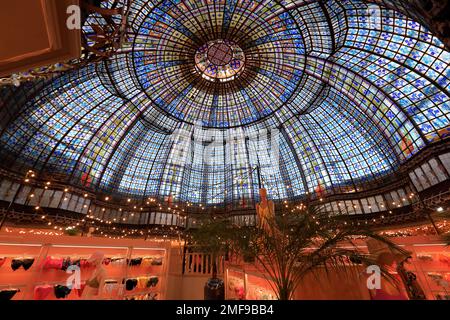 Innenansicht der aufwändigen Buntglaskuppel aus dem Jahr 1923 im Kaufhaus Au Printemps Haussmann. Paris. Frankreich Stockfoto