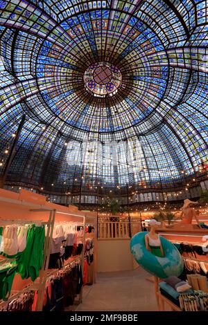 Innenansicht der aufwändigen Buntglaskuppel aus dem Jahr 1923 im Kaufhaus Au Printemps Haussmann. Paris. Frankreich Stockfoto