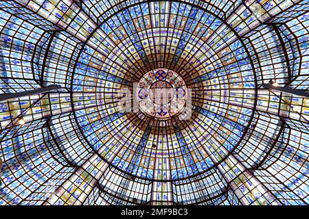 Innenansicht der aufwändigen Buntglaskuppel aus dem Jahr 1923 im Kaufhaus Au Printemps Haussmann. Paris. Frankreich Stockfoto