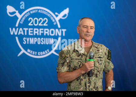 SAN DIEGO (18. August 2022) – Vizeadmiral Roy Kitchener, Befehlshaber der Marine Surface Force, USA Pacific Fleet hält die Grundsatzrede auf dem dritten jährlichen Waterfront Symposium der Surface Navy Association (SNA) an Bord des Marinestützpunkts San Diego, August 18. Das 1985 gegründete SNA fördert eine bessere Koordinierung und Kommunikation zwischen den Mitgliedern des Militärs, der Wirtschaft und der Wissenschaft, die ein gemeinsames Interesse an der oberirdischen Kriegsführung haben, und unterstützt gleichzeitig die Aktivitäten der Oberflächentruppen der Marine. Stockfoto