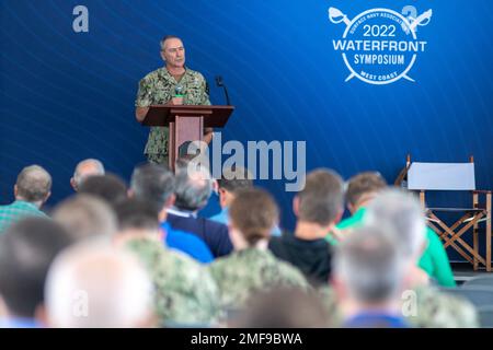 SAN DIEGO (18. August 2022) – Vizeadmiral Roy Kitchener, Befehlshaber der Marine Surface Force, USA Pacific Fleet hält die Grundsatzrede auf dem dritten jährlichen Waterfront Symposium der Surface Navy Association (SNA) an Bord des Marinestützpunkts San Diego, August 18. Das 1985 gegründete SNA fördert eine bessere Koordinierung und Kommunikation zwischen den Mitgliedern des Militärs, der Wirtschaft und der Wissenschaft, die ein gemeinsames Interesse an der oberirdischen Kriegsführung haben, und unterstützt gleichzeitig die Aktivitäten der Oberflächentruppen der Marine. Stockfoto