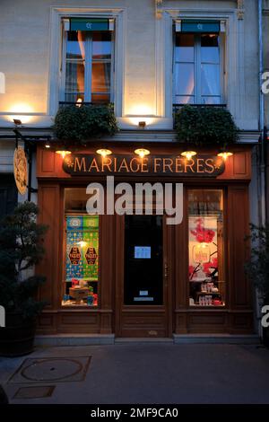 Nachtblick auf den Teeladen Mariage Frères. Paris. Frankreich Stockfoto