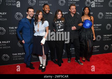 Michael Urie, Lukita Maxwell, Luke Tennie, Christa Miller, Jason Segel und Jessica Williams nehmen an einer Vorführung von Apple Original's „Shrinking“ im Teil Stockfoto