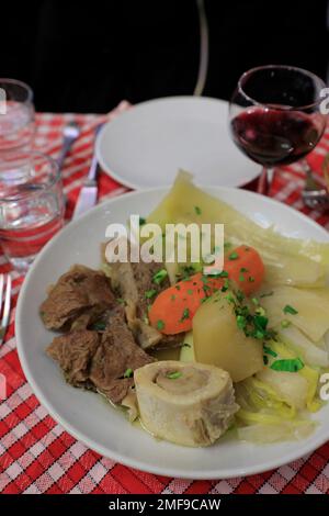 Traditioneller französischer Rindfleischeintopf Pot au Feu mit einem Glas Rotwein im Restaurant Le ROI du Pot au Feu. Paris. Frankreich Stockfoto