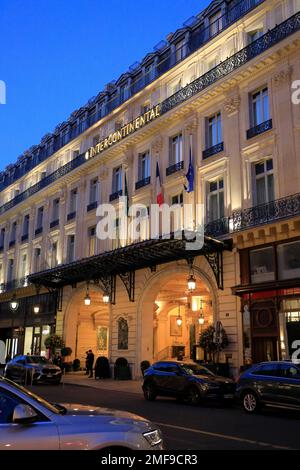 Das historische Le Grand Hotel A InterContinental Hotel in Paris bei Nacht Stockfoto