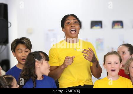 Sydney, Australien. 25. Januar 2023 Medienkonferenz an der Akademie für Musik und darstellende Künste (AMPA), 4/85 O'Riordan Street, Alexandria mit Paulini, Wer spielt die Erzählerin, wenn sie sich trifft, zum ersten Mal die 32 Sydney-Kinder, die in Andrew Lloyd Webber und Tim Rice als mehrfach preisgekröntes Musical Joseph und The Amazing Technicolor Dreamcoat aufgeführt wurden. Joseph hat eine Besetzung von 32 Kindern, um die NSW-Vorschriften zur Kinderbeschäftigung zu erfüllen. Acht Kinder erscheinen jede Nacht auf der Bühne. Kredit: Richard Milnes/Alamy Live News Stockfoto