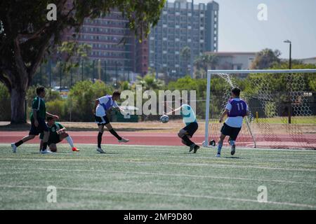 MARINESTÜTZPUNKT SAN DIEGO (18. August 2022): Matrosen nehmen im Rahmen der Surface Line Week an einem Fußballspiel Teil. Der zweiwöchige Wettbewerb stellt die professionellen und athletischen Fähigkeiten der Mitglieder der Surface Warfare Community in San Diego unter Beweis und fördert die Kameradschaft und Teambildung. Stockfoto