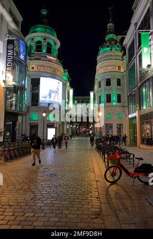 Nachtsicht auf das Kaufhaus Au Printemps in Paris. Frankreich Stockfoto