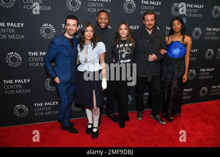 Michael Urie, Lukita Maxwell, Luke Tennie, Christa Miller, Jason Segel und Jessica Williams nehmen an einer Vorführung von Apple Original's „Shrinking“ im Teil Stockfoto