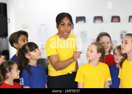 Sydney, Australien. 25. Januar 2023 Medienkonferenz an der Akademie für Musik und darstellende Künste (AMPA), 4/85 O'Riordan Street, Alexandria mit Paulini, Wer spielt die Erzählerin, wenn sie sich trifft, zum ersten Mal die 32 Sydney-Kinder, die in Andrew Lloyd Webber und Tim Rice als mehrfach preisgekröntes Musical Joseph und The Amazing Technicolor Dreamcoat aufgeführt wurden. Joseph hat eine Besetzung von 32 Kindern, um die NSW-Vorschriften zur Kinderbeschäftigung zu erfüllen. Acht Kinder erscheinen jede Nacht auf der Bühne. Kredit: Richard Milnes/Alamy Live News Stockfoto