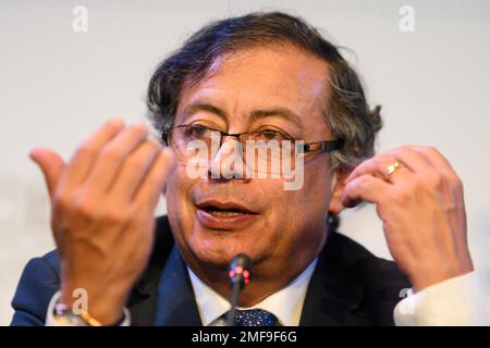 Buenos Aires, Argentinien. 24. Januar 2023. Der kolumbianische Präsident Gustavo Petro spricht auf einer Pressekonferenz auf dem Gipfeltreffen der Gemeinschaft der lateinamerikanischen und karibischen Staaten (CELAC) in Buenos Aires. (Foto: Manuel Cortina/SOPA Images/Sipa USA) Guthaben: SIPA USA/Alamy Live News Stockfoto