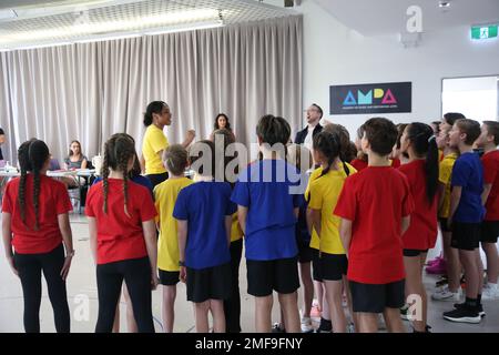 Sydney, Australien. 25. Januar 2023 Medienkonferenz an der Akademie für Musik und darstellende Künste (AMPA), 4/85 O'Riordan Street, Alexandria mit Paulini, Wer spielt die Erzählerin, wenn sie sich trifft, zum ersten Mal die 32 Sydney-Kinder, die in Andrew Lloyd Webber und Tim Rice als mehrfach preisgekröntes Musical Joseph und The Amazing Technicolor Dreamcoat aufgeführt wurden. Joseph hat eine Besetzung von 32 Kindern, um die NSW-Vorschriften zur Kinderbeschäftigung zu erfüllen. Acht Kinder erscheinen jede Nacht auf der Bühne. Kredit: Richard Milnes/Alamy Live News Stockfoto