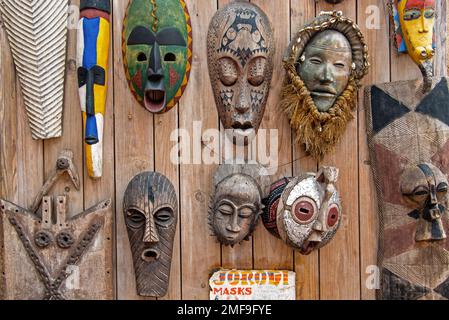 Afrikanische Masken hängen an der Wand Stockfoto