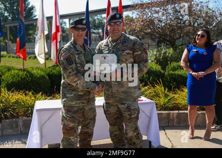 USA Oberstleutnant Ian J. Jarvis, Befehlshaber des 79. Sprengstoffentsorgungsbataillons, 71. Ordinanzgruppe, 20. CBRNE-Kommando, präsentiert Kommandosgt. Major Brett A. Fisher, scheidender hochrangiger Berater des 79. EOD BN. Mit der Meritorious Service Medal während einer Zeremonie zum Wechsel der Verantwortung auf dem Cavalry Parade Field in Fort Riley, Kansas am 18. August 2022. Die Meritorious Service Medal ist eine militärische Auszeichnung für Mitglieder der US-Streitkräfte, die sich durch herausragende verdienstvolle Leistungen oder Dienste für die Vereinigten Staaten auszeichnen. Stockfoto