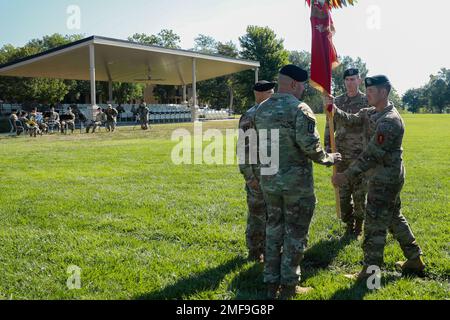 USA Armeemeister Rhoads gibt die Farben an den ausgehenden Kommandoleiter, Major Brett. A Fisher, 79. Sprengstoffentsorgungsbataillon, 71. Ordinance Group, 20. CBRNE-Kommando während einer Zeremonie zum Wechsel der Verantwortung im Cavalry Parade Field, Fort Riley, Kansas, 18. August 2022. Der Verantwortungswechsel ist ein einfaches, aber traditionelles Ereignis, das reich an Symbolik und Erbe ist. Der Eckpfeiler der Zeremonie ist der Farbübergang. Stockfoto