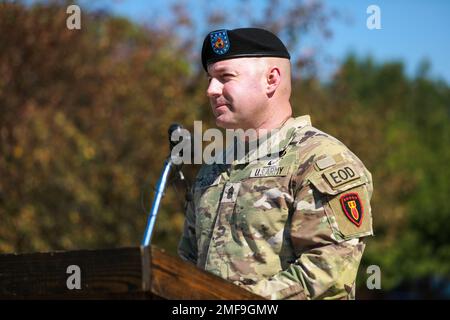 USA Generalstabsgt. Maj Brett A. Fisher, ausscheidender hochrangiger Berater, 79. Sprengstoffentsorgungsbataillon, 71. Ordinance Group, 20. CBRNE-Kommando spricht während einer Zeremonie zum Wechsel der Verantwortung im Feld der Kavallerie Parade, Fort Riley, Kansas, 18. August 2022. Fisher sagte: „Es ist mir eine Ehre, vor Ihnen zu stehen, und Sie setzen weiterhin Maßstäbe als die besten EOD-Profis in der Armee.“ Stockfoto