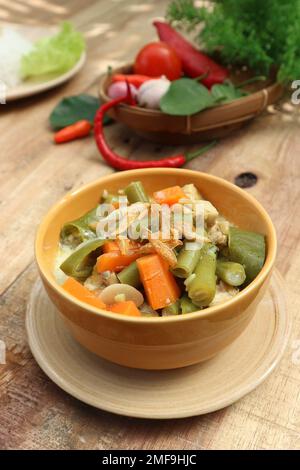 Gebratene Kichererbsen mit Karotten und Tempeh in einer Schüssel Stockfoto